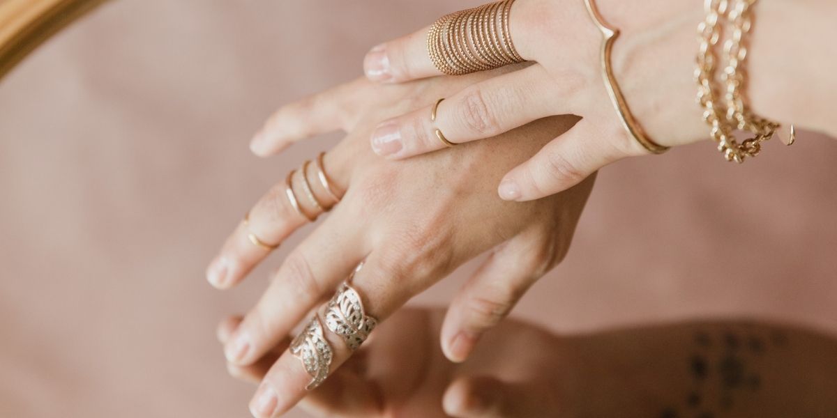Customer selling gold jewelry at pawnshop in Woodbridge, VA